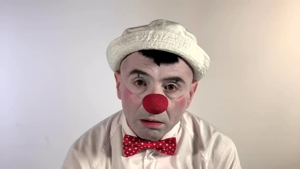 Emoji Clown. A silly mime clown is surprised at what he sees and in the end, he understands it. (Clo alt