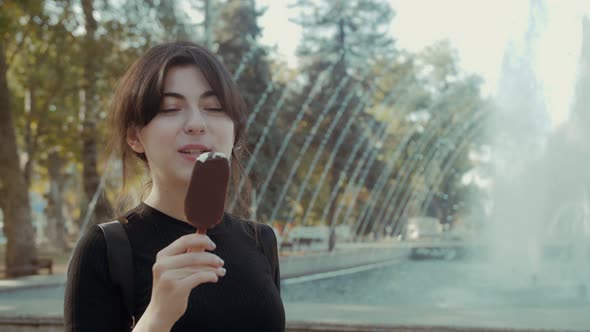 Ice cream by the fountain alt