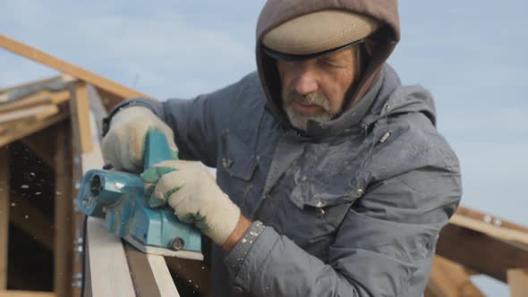 Planing a Tree with an Electric Planer alt