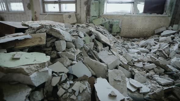 Effects of a Strong Earthquake Indoors alt