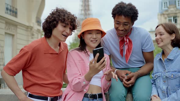 Group of teens in paris alt
