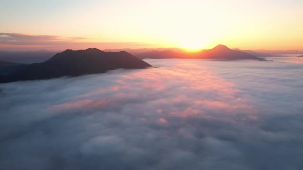 4K Sun is rising above sea of clouds until the horizon alt