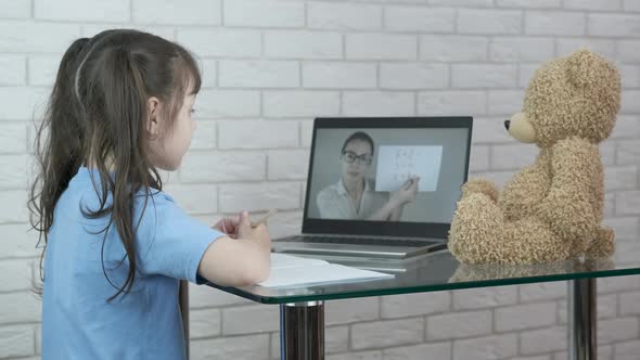 Teacher explain on video. alt