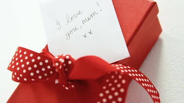 Gift box with I love u mom text on white background alt
