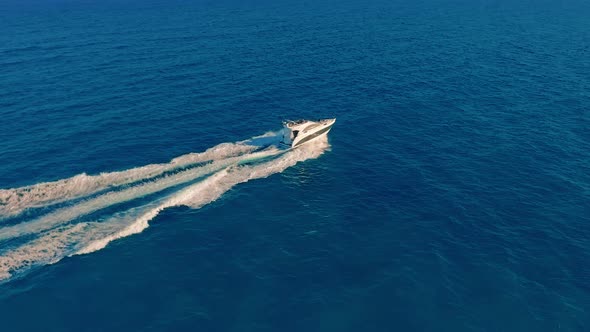 Aerial View. A Powerboat Travelling Through the Water at High Speed. alt