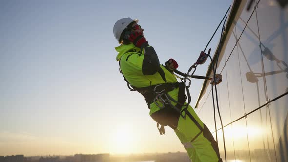 Industrial Climber Reconciles Information Via Phone Call alt