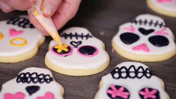 Step by step. Decorating sugar skull cookies with different color royal icing. alt