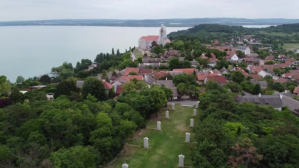 The small town of Tihany in Hungary with the lake Balaton in the background. alt