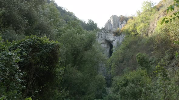 Arch of natural stone bridge  4K 2160p 30fps UltraHD   tilting  footage - Slow tilt on wild nature o alt