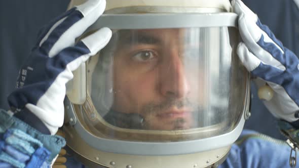 Cosmonaut Mount The Helmet alt