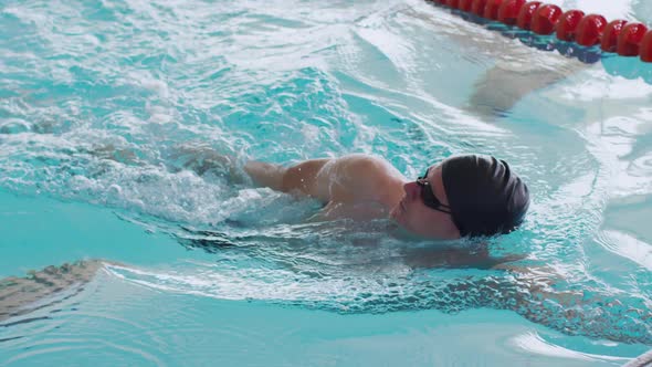 Swimmer swimming into the pool alt