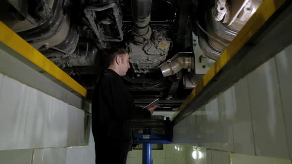 Inspector records all breakdowns and problems with car in modern tablet alt