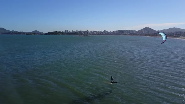 Kite foil na praia de Camburi, em Vitória, Espírito Santo, Brasil. alt
