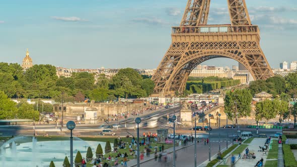 Sunset View of Eiffel Tower Timelapse with Fountain in Jardins Du Trocadero in Paris, France. alt