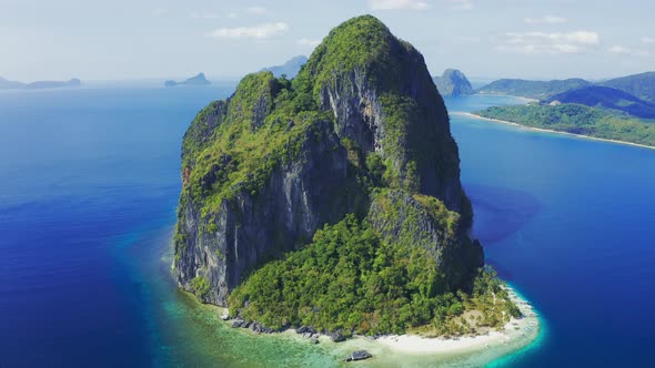 Amazing Nature Landscape Rocky Pinagbuyutan Island and Blue Sea of El Nido, Palawan, Philippines alt