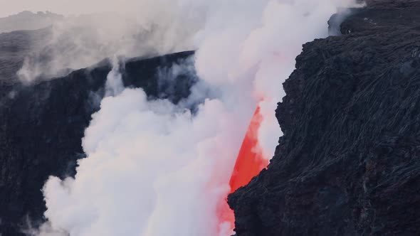 Lava from the Kilauea volcano flows into the ocean alt