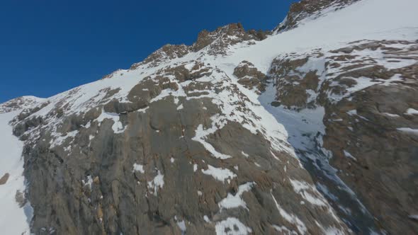 Fpv Drone Make Near Dive Down on Cliff alt