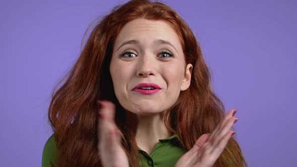 Smiling Woman Applauding Isolated on Purple Studio Background alt