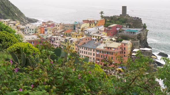 Colorful Houses on the Rock at the Mediterrenean Coast in Vernazza, Cinque Terre, Italy. The Town Is alt