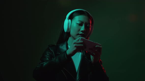 Online Cybersport Neon Light Girl Playing on Phone alt