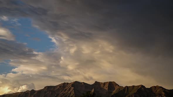 Sunset timelapse over Timpanogos Mountain in Utah alt