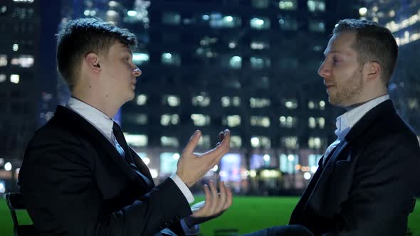 Young Business People Talking Together alt