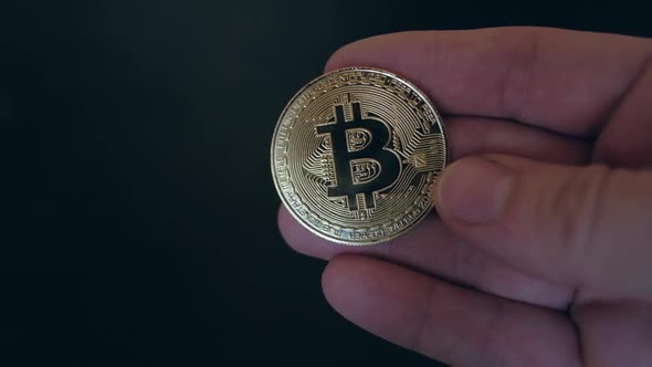 Bitcoin Coin in the Man's Hand alt