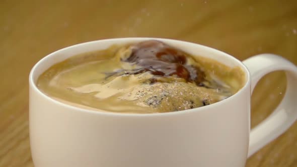 Granulated Sugar Falling into the Cup alt