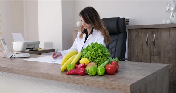 Doctor nutritionist working on a diet plan 