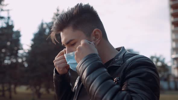 Pandemic Portrait of a Young Man Wearing Protective Mask Outdoors. Video in  alt