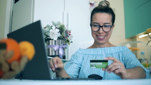 Smiling Woman Spends Time on Quarantine Shopping Online alt