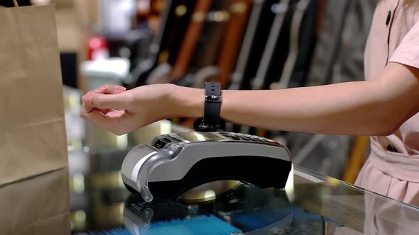 Young Asian Woman Using Smartwatch Payment 02 alt