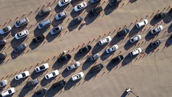 Aerial shot of cars at a testing site to receive the Coronavirus vaccine alt