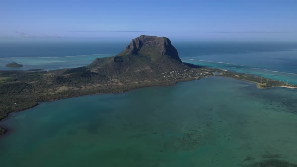 Beautiful Bird's-eye View of Mount Le Morne Brabant and the Waves of the Indian Ocean in Mauritius alt