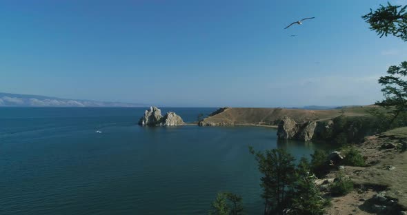 Baikal Lake in Summer. View of the Natural Landmark of Olkhon Island - Shamanka Rock alt