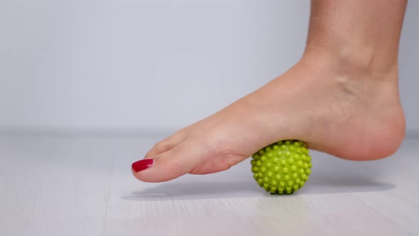 Foot Step on Massage Ball to Relieve Plantar Fasciitis or Heel Pain ...