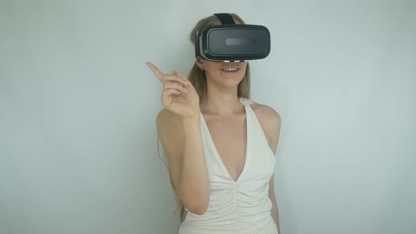 Sexy Girl Uses Virtual Reality Helmet App