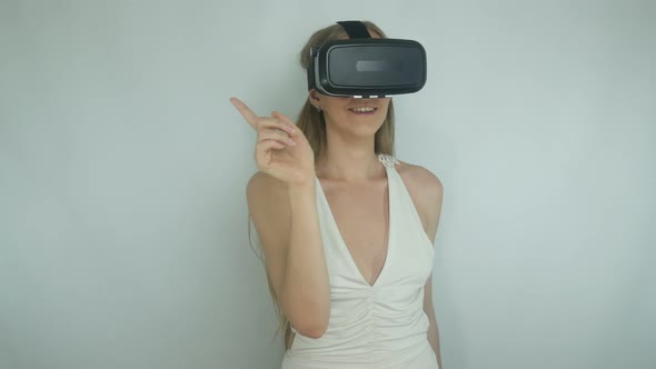 Sexy Girl Uses Virtual Reality Helmet App alt