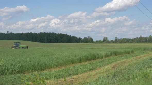 Tractor driving on a field alt