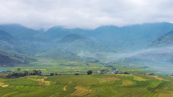4K Timelapse of cloud over terraced rice fields, Mu Cang Chai, Yen Bai, Vietnam alt