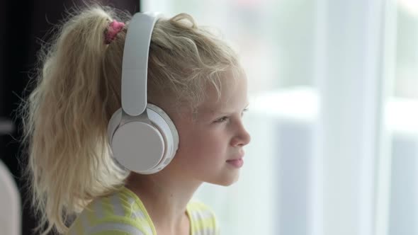 Portrait Beautiful Smiling Girl in Headphones alt