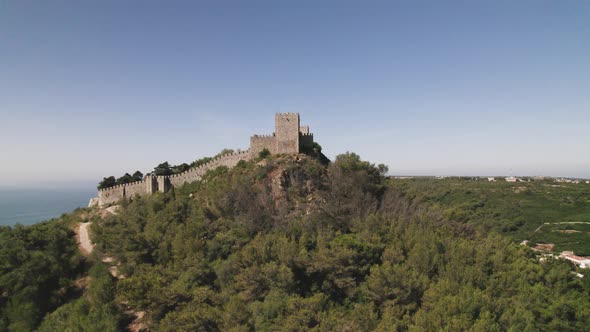 Sesimbra Castle, or Castle of the Moors, medieval castle on a cliff, Sesimbra, Portugal alt