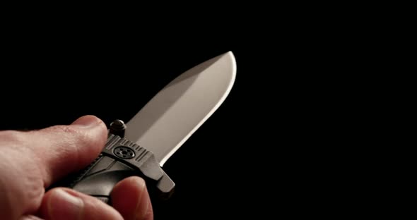 4K - Military knife in hand alt