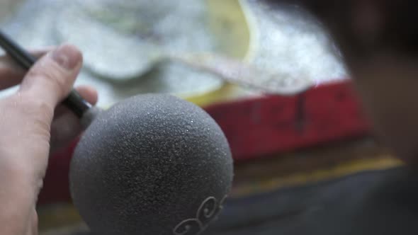 Decorating a glass globe alt