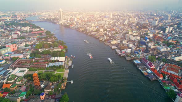 4K : Drones fly over the Chao Phraya River, buildings and business districts alt