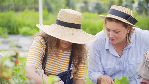 Master Explains How to Make Bouquet at Floral Masterclass