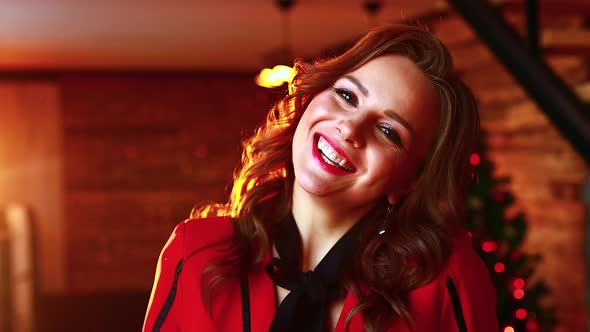 Portrait of a Woman in Christmas in a Room with a Christmas Tree alt