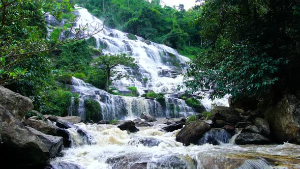 Maeya Waterfall in Chiang Mai, Thailand alt