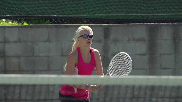 Women playing tennis. alt
