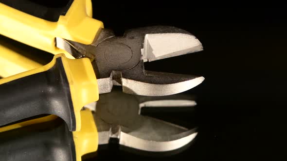 Mini Cutters on Black, Rotation, Rotation, Close Up alt